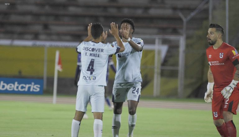 ¡Universidad Católica goleó y clasificó a la Libertadores 2022!