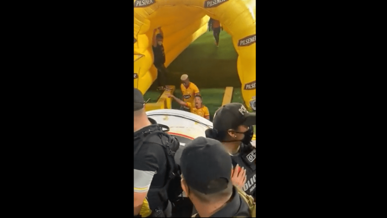 (VIDEO) Byron Castillo tuvo un fuerte cruce con hinchas de BSC