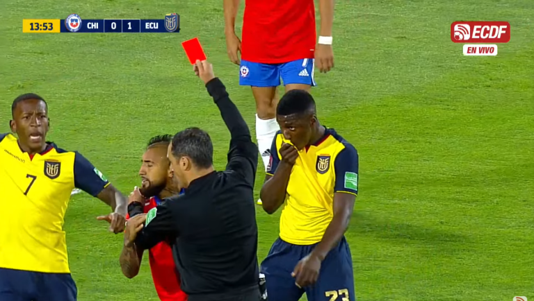 (VIDEO) ¿Fútbol o karate? Arturo Vidal fue expulsado en Chile