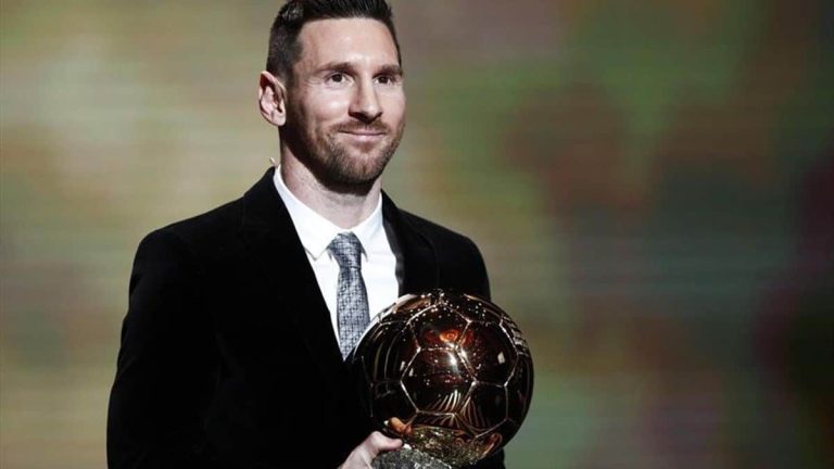 (FOTO) La camiseta especial del PSG por el Balón de Oro de Messi