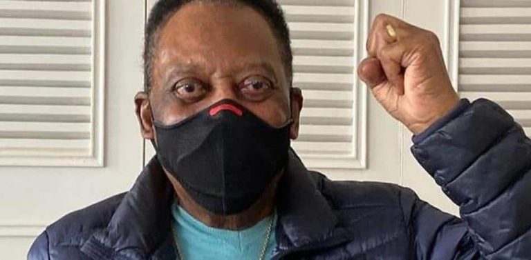 Pelé, hospitalizado para seguir con el tratamiento de quimioterapia