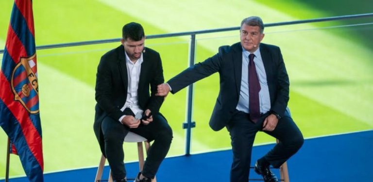 Laporta, al Kun: “Nos hemos quedado con las ganas, pero has tomado la decisión correcta”