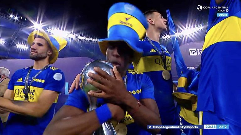 (VIDEO) El curioso festejo de Advíncula: “Hoy le hago el amor”