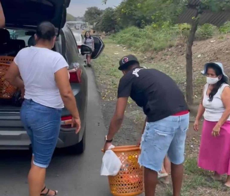(FOTOS) Gonzalo Plata entregó canastas navideñas