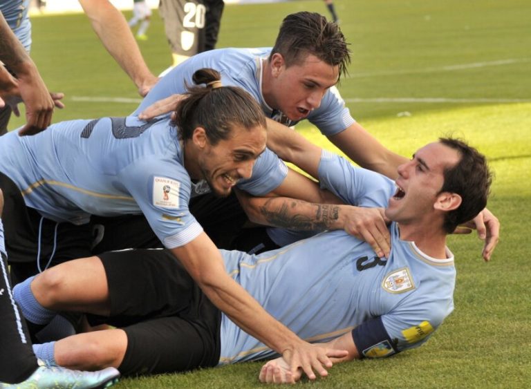 Diego Godín y Martín Cáceres marginados de Cagliari por bajo rendimiento