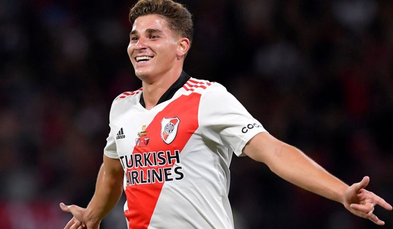 El Barcelona ‘descarta’ a Julián Álvarez: Xavi prefiere a Cavani y Ferran Torres