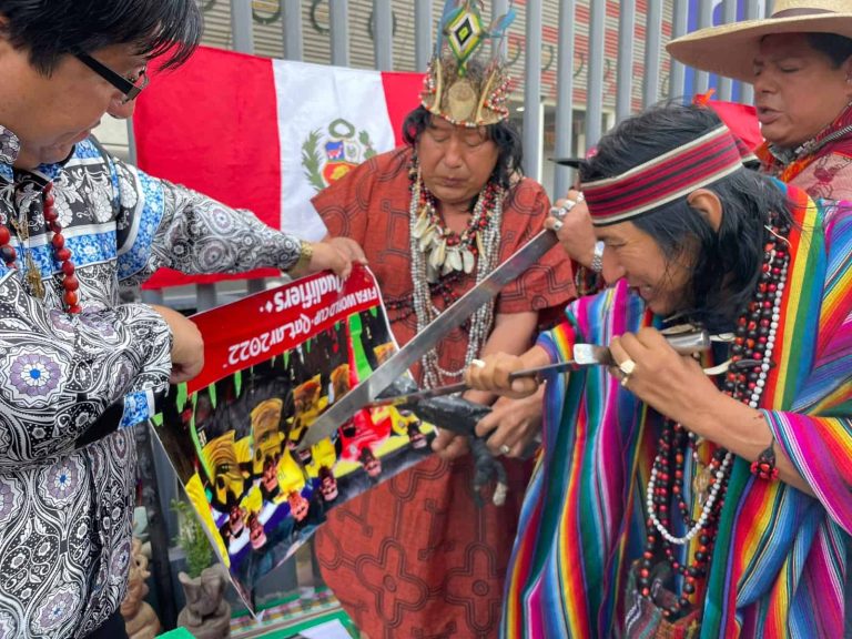 (VIDEO) Peruanos realizan brujería en contra de Ecuador