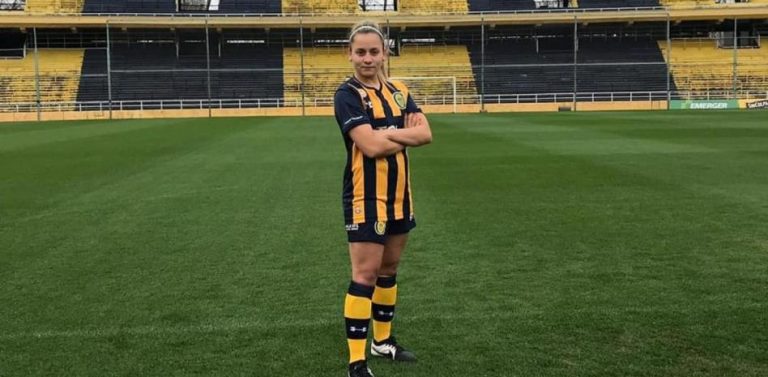 Denuncia que fue expulsada del equipo por “haberse besado” con una compañera