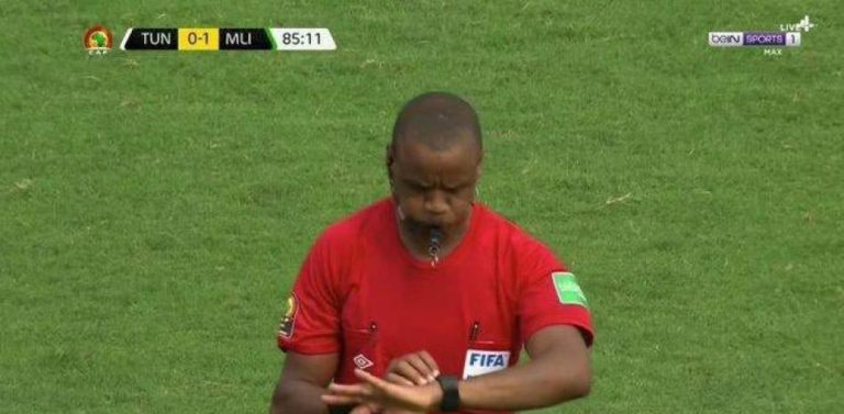 Insólito final en el Túnez-Mali: ¡El árbitro pita el final en el 85′!