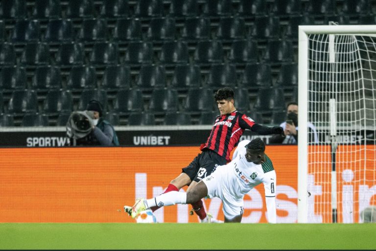 HINCAPIÉ SE CONSOLIDA: Victoria del Leverkusen con Piero como central