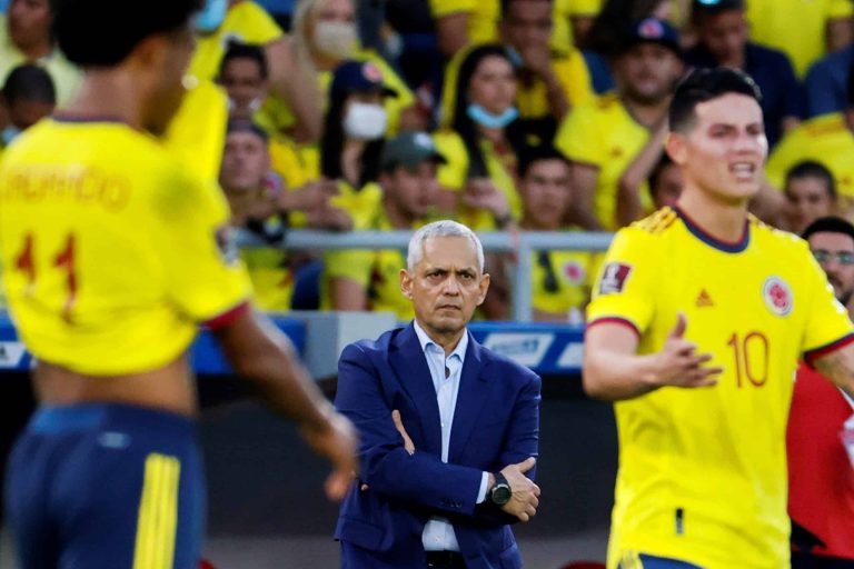 (VIDEO) PIDIERON SU SALIDA: Hinchas lanzaron objetos a Reinaldo Rueda