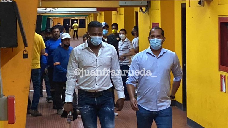 OTRO INVITADO DE LUJO: Antonio Valencia estuvo en la Noche Amarilla 2022