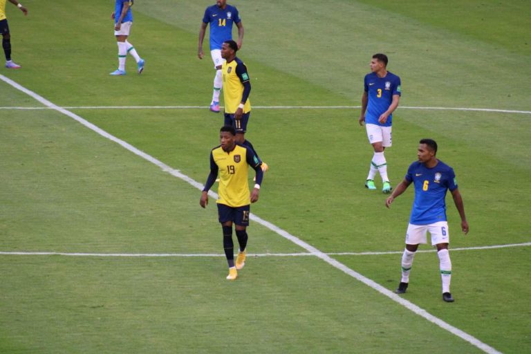 (VIDEO) Gran gesto de Gonzalo Plata con los hinchas post juego Vs. Brasil