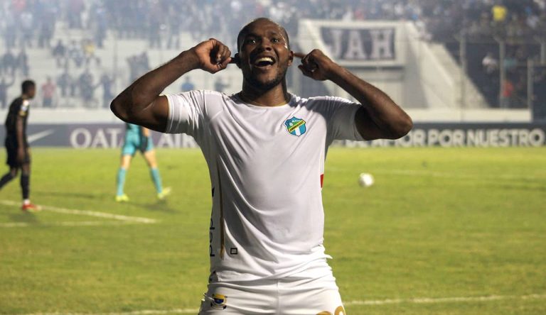 (FOTO) Juan Luis Anangonó renovó con Comunicaciones FC
