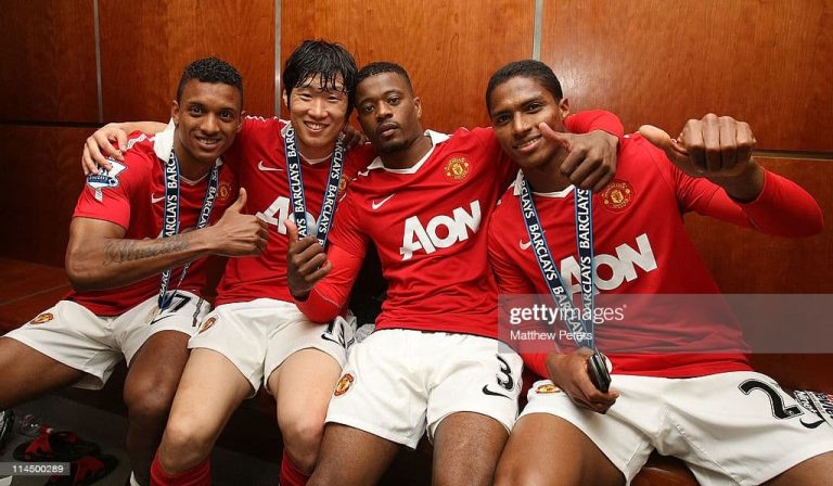 Lindo gesto de Patrice Evra con Antonio Valencia