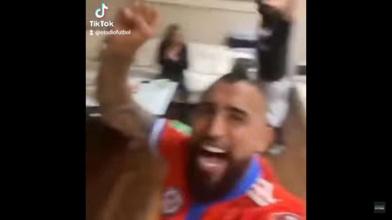 (VIDEO) “¡Vamos Chileeeee!” La celebración de Arturo Vidal, tras el triunfo de su país en Bolivia