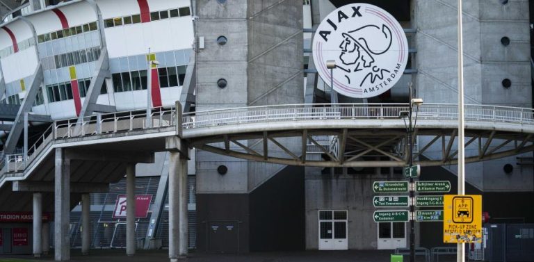 ¡Otro escándalo en Ajax! Denuncian a un jugador por violación
