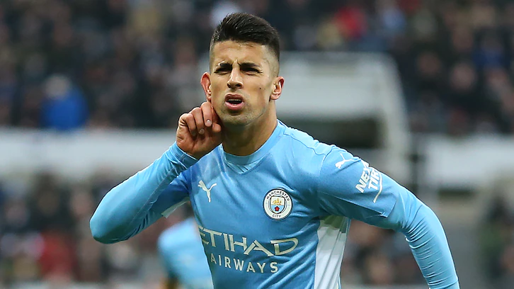 Joao Cancelo estiró su vínculo con Manchester City