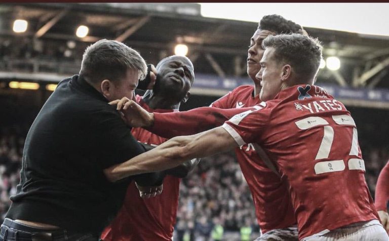 (VIDEO) ¡Insólito! Hincha del Leicester City golpeó a jugadores del Nottingham