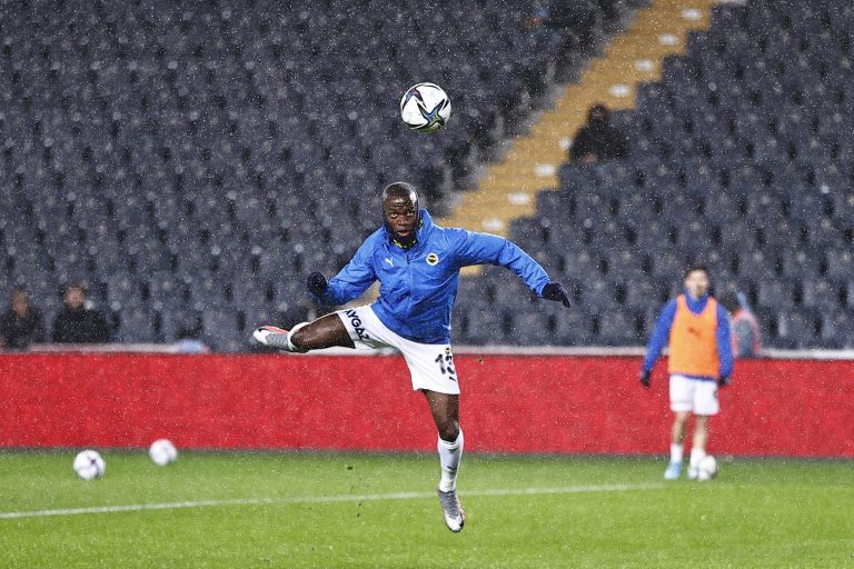 Enner Valencia fue titular en la derrota del Fenerbahçe