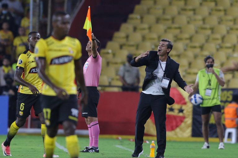 Fabián Bustos: “En los 180 minutos fuimos superiores”