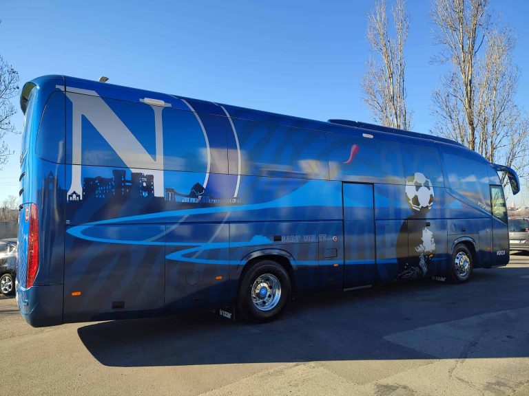 (VIDEO-FOTO) Napoli presenta su nuevo autobús con la imagen de Maradona