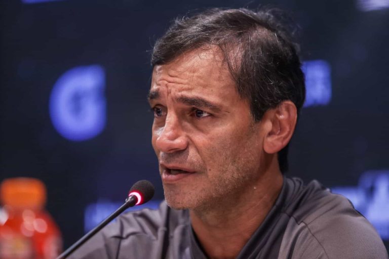 Fabián Bustos pidió dirigir el miércoles en Libertadores, pero: “No se podía”