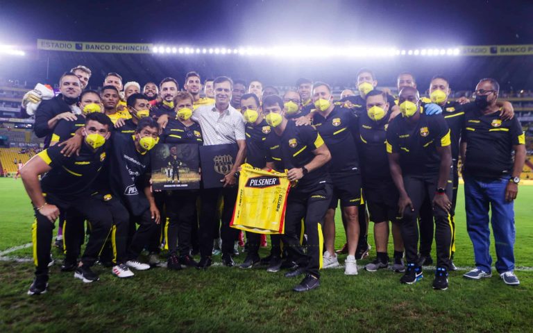 FOTOS: El reconocimiento a Fabián Bustos en el Monumental