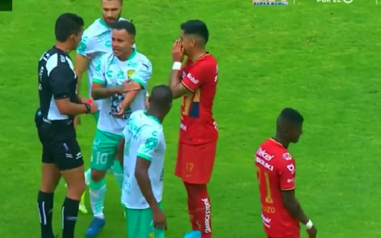 (VIDEO) A W. Corozo le sacaron ROJA, pero… ¡el rival lo impidió!