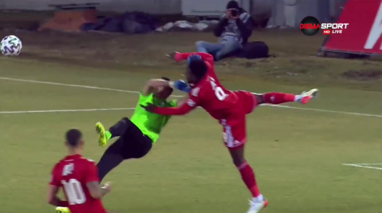 (VIDEO) Arquero fue trasladado en ambulancia tras chocar con Jordy Caicedo