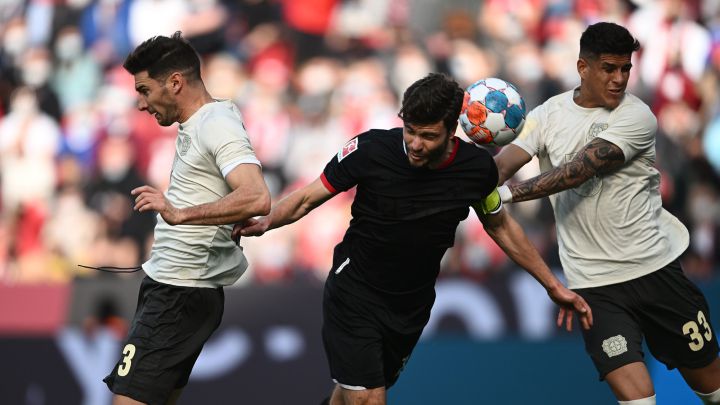 (VIDEO) Piero Hincapié fue titular en la derrota del Bayer Leverkusen