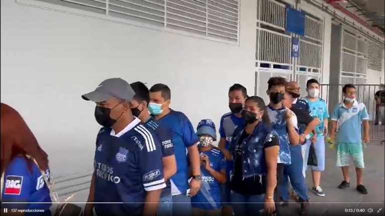 (VIDEO) Hinchas de Emelec aprovechan para ver gratis el partido Vs. Delfín