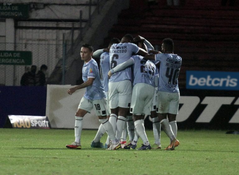 EL ‘TRENCITO AZUL’ PASÓ POR CUENCA: Universidad Católica sumó de visitante