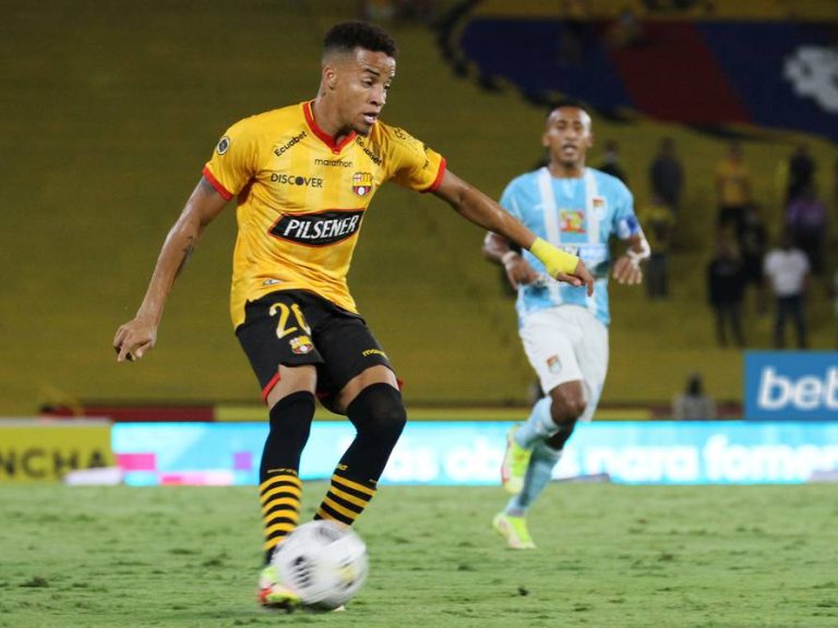 Un pedido de Fabián Bustos: Santos busca fichar a Byron Castillo