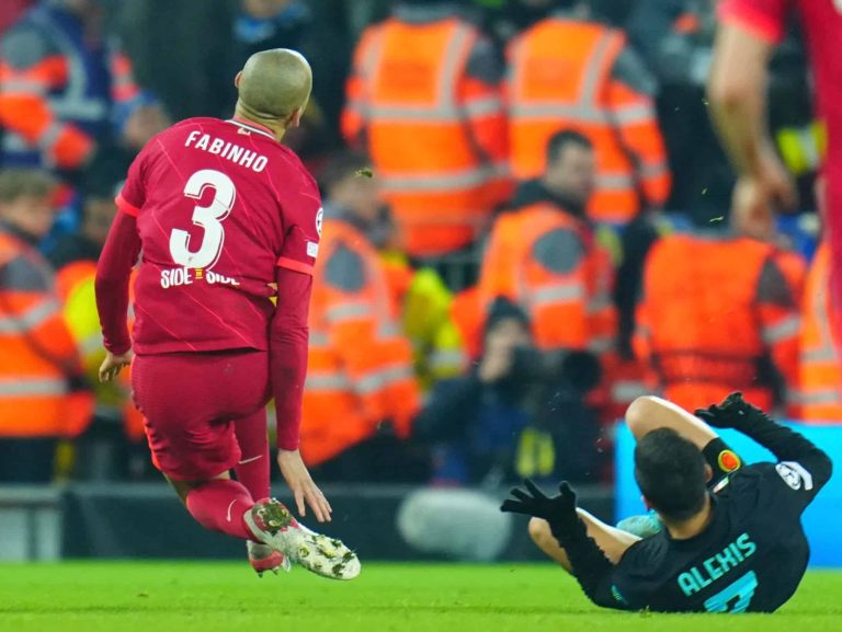 Wenger acusa a Fabinho de sobreactuación tras la falta de Sánchez
