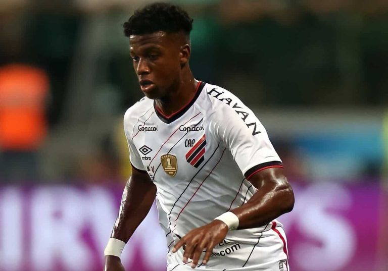 Con 19 años, el ecuatoriano John Mercado debutó con Athletico Paranaense