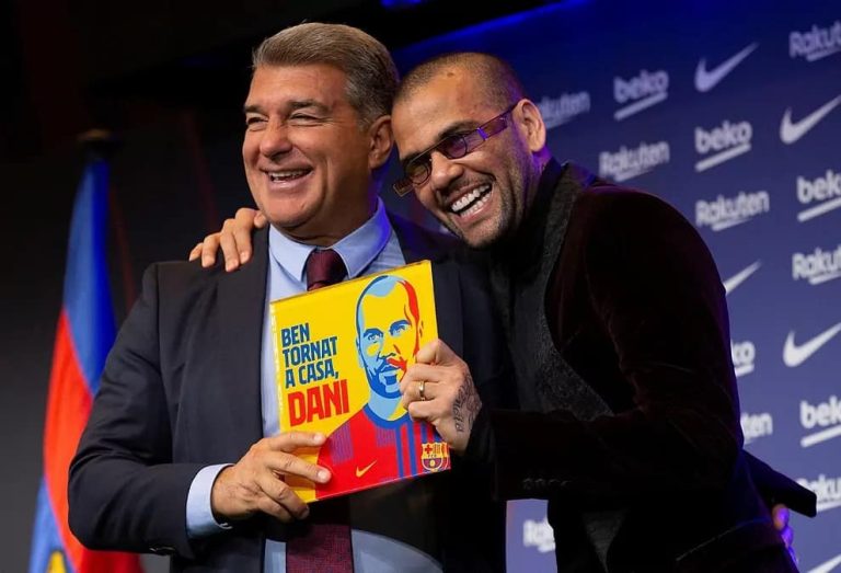 Barcelona renovará a Dani Alves para la próxima temporada