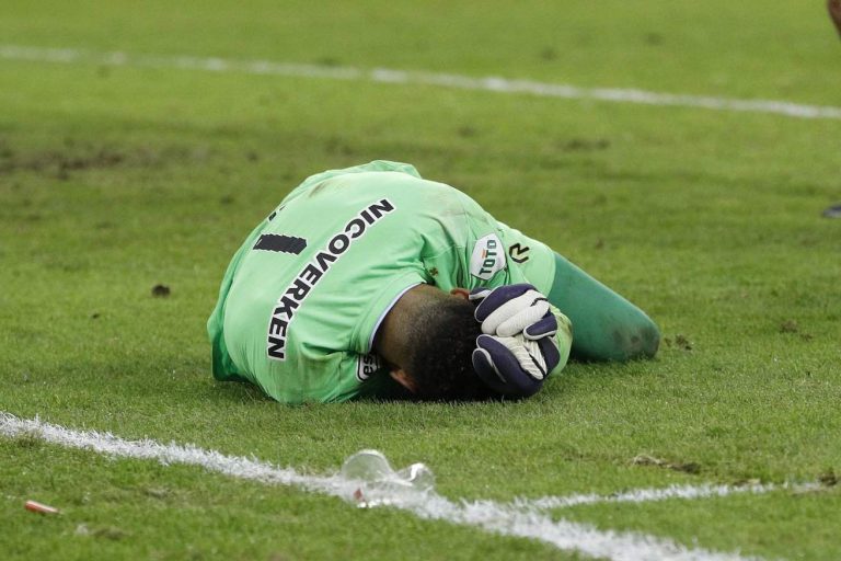 (VIDEO) Suspendieron el partido entre Sparta y Vitesse por agresión al arquero