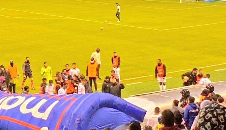 (FOTO) AL FINAL DEL PT: Asistente de Marini Vs. La hinchada de LDU