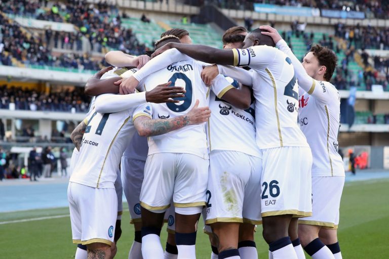 (VIDEO) Napoli superó a Hellas Verona y trepa al segundo lugar en la Serie A