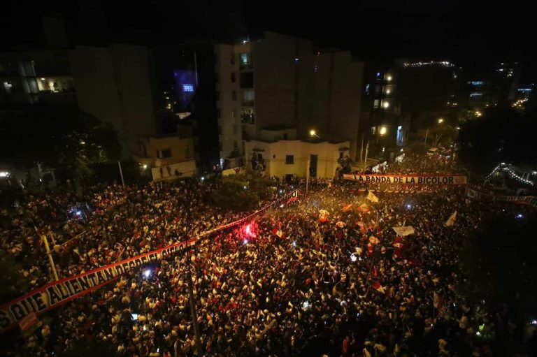 (VIDEO) Perú sueña con el Mundial: Tremendo banderazo antes del duelo con Paraguay