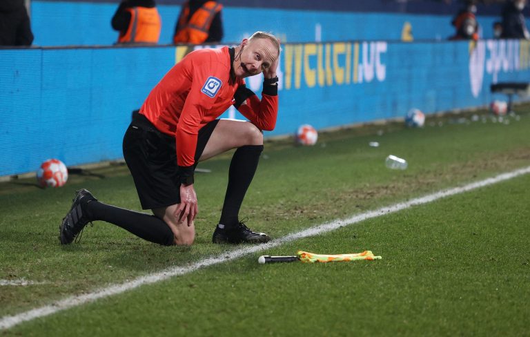 (VIDEO) Escándalo en la Bundesliga: Se suspende partido por agresión a juez de línea