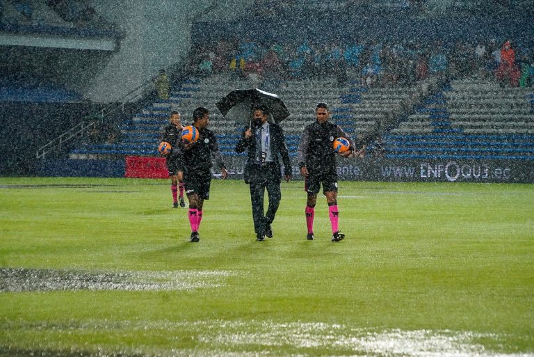 Emelec – Delfín se jugará este lunes al mediodía