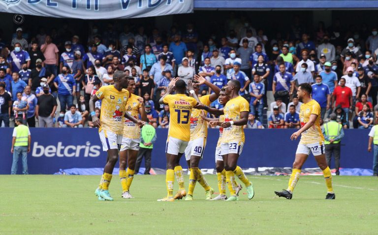 (VIDEO) EL CAPWELL FUE CETÁCEO: Delfín derrotó a Emelec