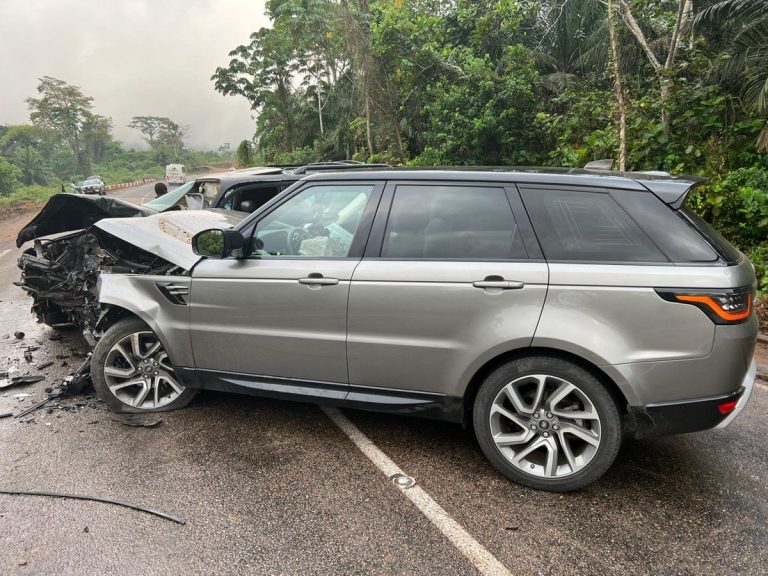 (VIDEO-FOTOS) Arquero de Camerún sufrió aparatoso accidente automovilístico