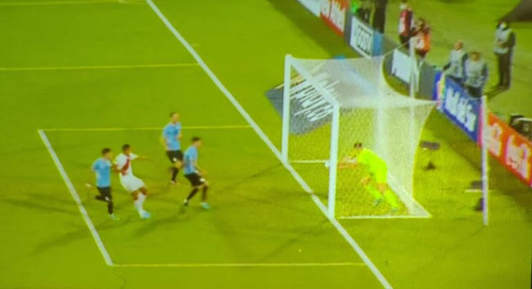 Creador del VAR sobre el Uruguay vs Perú: “Acá hubo manipulación y la pelota sí entró”