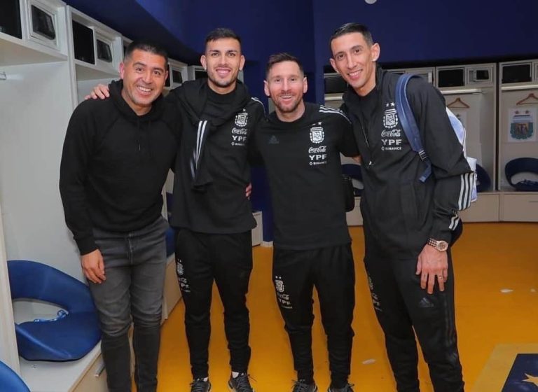 (FOTO) De un 10 a otro: Riquelme le regaló la camiseta de Boca a Messi