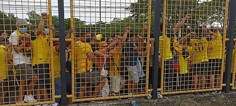 (VIDEO) Lo malo de ayer, la organización: Hinchas con boleto en mano no pudieron entrar
