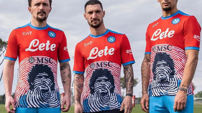 Otro homenaje de Napoli para Maradona