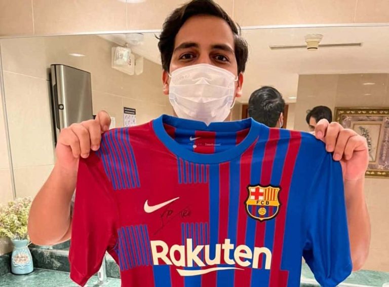 (FOTO) Messi firmó camisetas a ecuatorianos en el hotel